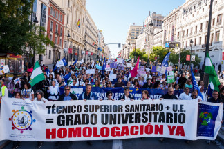 Varias personas durante una manifestación de Técnicos Superiores Sanitarios (TSS), frente al Ministerio de Sanidad, a 3 de noviembre de 2025, en Madrid (España). Los Técnicos Superiores Sanitarios