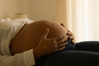 Una mujer embarazada, a 28 de octubre de 2025, en Barcelona, Catalunya (España). Según los datos del Instituto Nacional de Estadística (INE) España registró 155.635 nacimientos en los seis primer