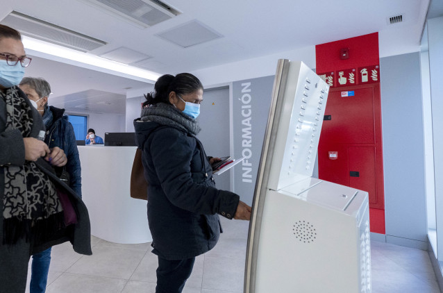 Archivo - Una mujer con mascarilla pide cita en el Hospital General Universitario Gregorio Marañón con mascarilla, a 11 de enero de 2024, en Madrid (España). El ministerio de Sanidad ha implantado desde ayer, 10 de enero, el uso obligatorio de mascarillas