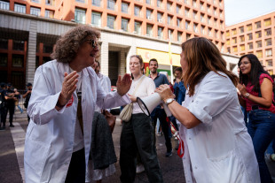 Archivo - Sanitarios durante la manifestación con motivo de la huelga de médicos contra el nuevo Estatuto Marco, frente al Ministerio de Sanidad, a 3 de octubre de 2025, en Madrid (España). Esta hu
