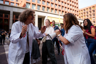 Archivo - Sanitarios durante la manifestación con motivo de la huelga de médicos contra el nuevo Estatuto Marco, frente al Ministerio de Sanidad, a 3 de octubre de 2025, en Madrid (España). Esta hu