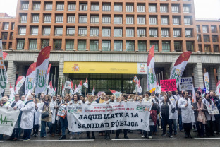 Manifestantes con pancarta con lema 'Jaque mate a la sanidad pública' durante la manifestación ‘Todos unidos por un objetivo común: el estatuto propio’, en el Ministerio de Sanidad, a 15 de nov