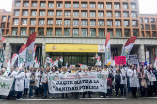 Manifestantes con pancarta con lema 'Jaque mate a la sanidad pública' durante la manifestación ‘Todos unidos por un objetivo común: el estatuto propio’, en el Ministerio de Sanidad, a 15 de nov