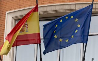 Archivo - Una bandera de la Unión Europea junto a una bandera de España, a 3 de enero de 2024, en Madrid (España). La bandera de la Unión Europea está formada por 12 estrellas amarillas dispuesta