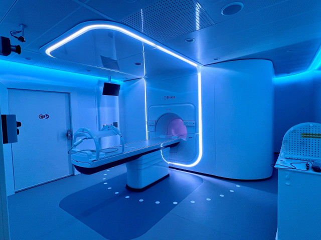 Acelerador lineal para radioterapia guiada por imágenes de resonancia magnética.