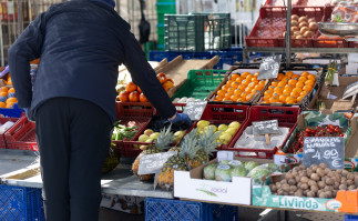 Archivo - Un mercado de alimentos, a 14 de marzo de 2025, en Madrid (España). El Índice de Precios de Consumo (IPC) ha subido un 0,4% en febrero en relación al mes anterior y ha elevado una décima