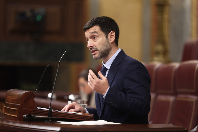 El ministro de Derechos Sociales, Consumo y Agenda 2030, Pablo Bustinduy, durante una sesión de control al Gobierno, en el Congreso de los Diputados, a 19 de noviembre de 2025, en Madrid (España). E