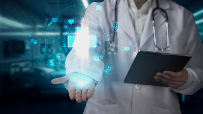 Archivo - Doctor sanitario sujetando una tablet. IA en Sanidad.
