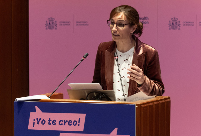 La ministra de Sanidad, Mónica García, interviene en la inauguración de las jornadas '¡Yo te creo! Construir sistemas de salud que pongan en el centro a las mujeres y niñas supervivientes', en el Ministerio de Sanidad, a 20 de noviembre de 2025, en Madrid
