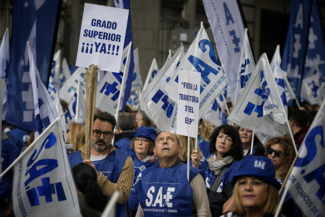 Archivo - Técnicos sanitarios durante la manifestación, frente al Ministerio de Sanidad, a 17 de octubre de 2024, en Madrid (España). Más de dos mil técnicos sanitarios, procedentes de todas las provincias de España, según las previsiones del sindicato SA