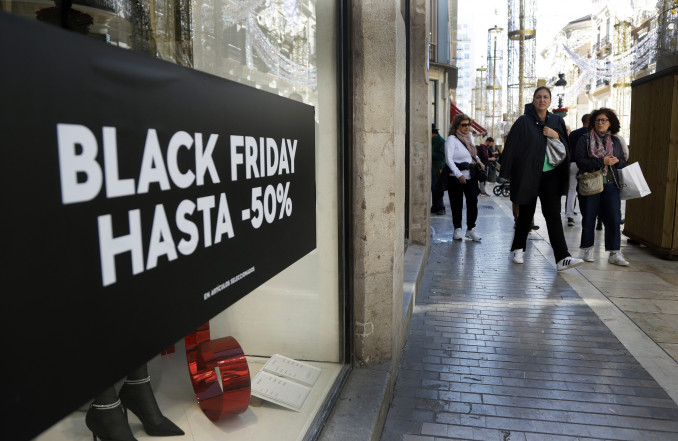 Archivo - Cientos de personas se adelantan a las compras navideñas con el Black Friday donde se celebra este viernes, donde la tendencia de muchas tiendas en los últimos tiempos es estirar las ofert