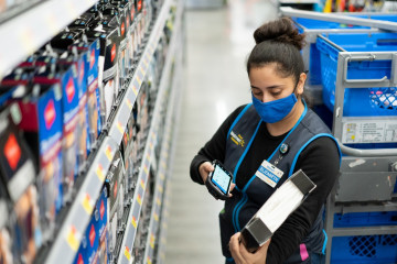 Archivo - Empleada de Walmart