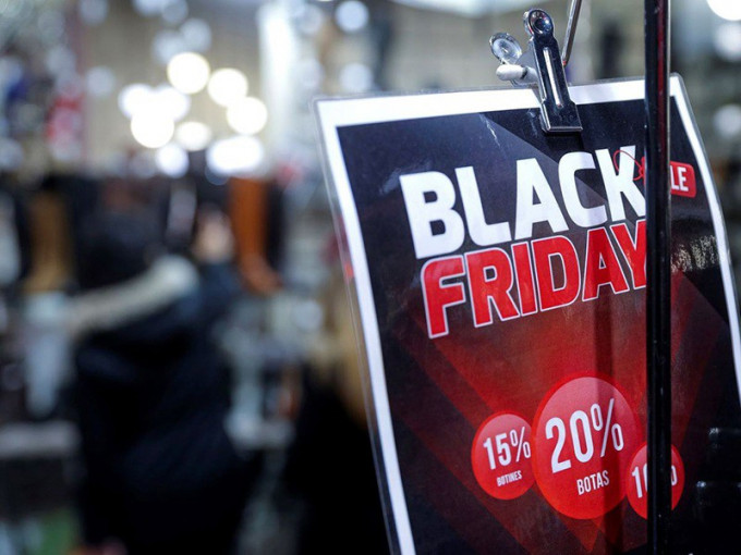 Cartel de una tienda con promociones por Black Friday