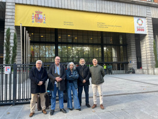 Representantes de CESM y SMA a las puertas del Ministerio de Sanidad.