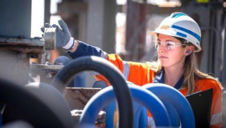 Archivo - Trabajadora de la minera BHP.