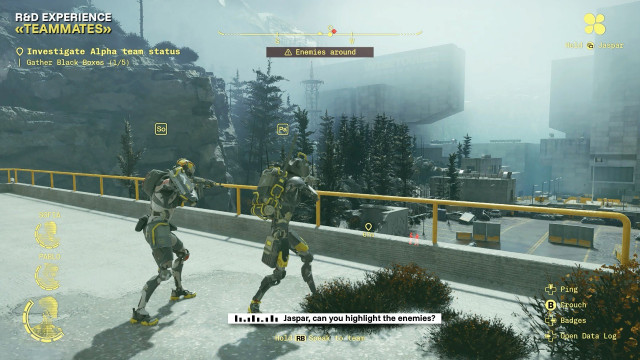 Recurso del shooter con dos NPC compañeros y el asistente Jaspar dando a apoyo durante la partida