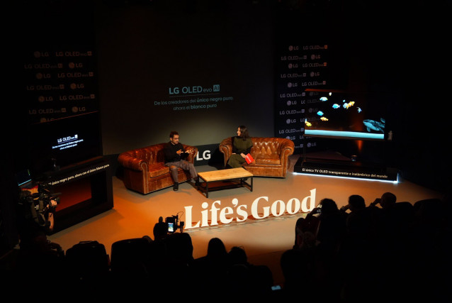 El cineasta Juan Antonio Bayona en un encuentro con LG