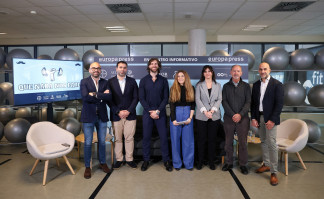 Foto de familia durante el Encuentro Informativo Bayer ‘Deporte y cáncer de próstata’, en el Gimnasio GO Fit Vallehermoso, a 25 de noviembre de 2025, en Madrid (España). El encuentro ha sido or