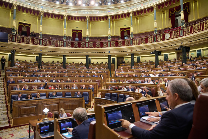 Archivo - Vista general de los diputados durante una votación en una sesión plenaria en la Cámara Baja, a 17 de septiembre de 2024, en Madrid (España). El Pleno del Congreso debate hoy la proposic