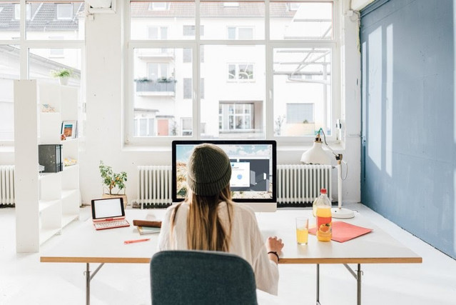 Recurso de persona delante de un ordenador