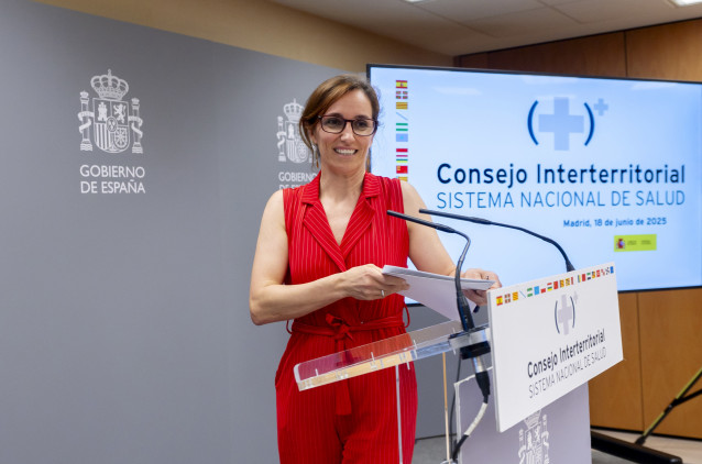 Archivo - La ministra de Sanidad, Mónica García, durante una rueda de prensa tras la reunión del Consejo Interterritorial del Sistema Nacional de Salud (CISNS), en la sede del Ministerio, a 18 de junio de 2025, en Madrid (España). En el pleno del CISNS pa