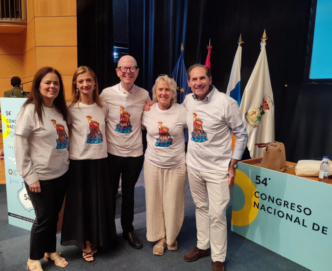 De izquierda a derecha: la vicepresidenta del CGCOP, Rosario Correa; la presidenta, Elena Carrascosa; el profesor David G. Armstrong; la doctora Almudena Almudena Cecilia Matilla; y el doctor José Lu