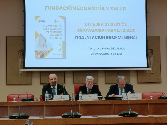 De izquierda a derecha: el director de la cátedra GIS-FES, José María Martín Moreno; el presidente de la Comisión de Sanidad del Congreso, Agustín Santos Maraver; y el presidente de la Fundación Economía y Salud, Alberto Giménez Artés.