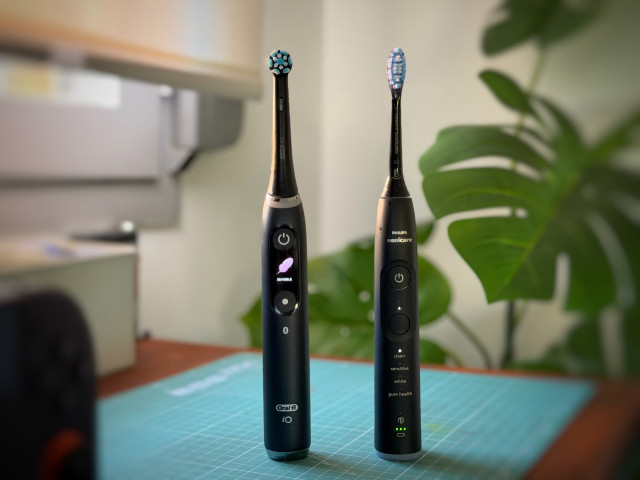Los cepillos eléctricos  Oral-B iO9 y Philips Sonicare 7100.