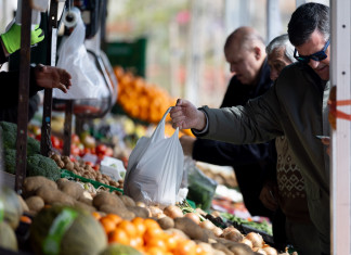 EuropaPress 6580296 varias personas compran mercado alimentos 14 marzo 2025 madrid espana