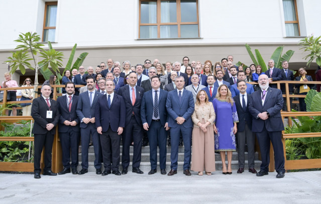 Foto de familia durante la segunda jornada del VII Foro Iberoamericano de la Mipyme, en el Hotel Taoro del Puerto de la Cruz,, a 28 de noviembre de 2025, en Santa Cruz de Tenerife, Tenerife, Canarias.