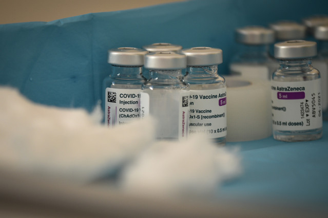 Archivo - Varios viales con la vacuna de AstraZeneca contra la Covid-19