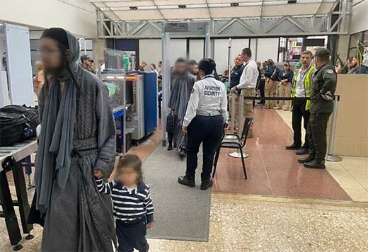 Colombia expulsa a 9