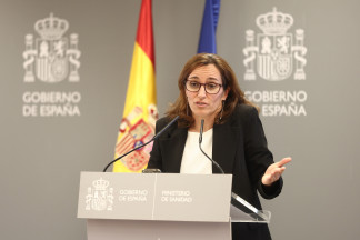 La ministra de Sanidad, Mónica García, atiende a los medios al término del pleno extraordinario del Consejo Interterritorial del Sistema Nacional de Salud (CISNS), a 28 de noviembre de 2025, en Mad