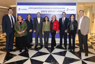 Foto de familia durante un encuentro informativo Viatris, a 2 de diciembre de 2025, en Madrid (España). El evento que lleva por nombre '¿Cómo garantizar el acceso a medicamentos para salvar vidas?'