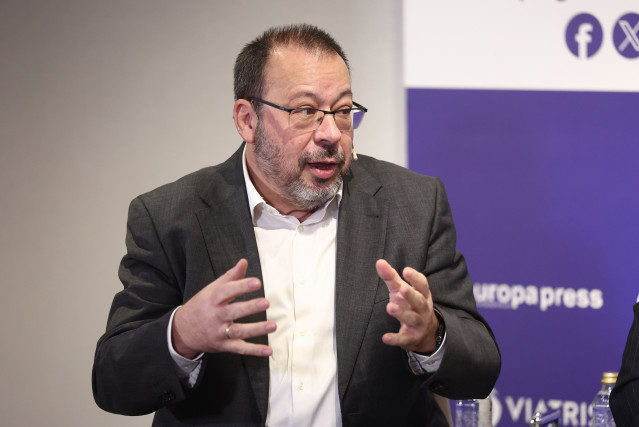 El director general de Cartera Común del Sistema Nacional de Salud, César Hernández, durante un encuentro informativo Viatris, a 2 de diciembre de 2025, en Madrid (España). El evento que lleva por nombre '¿Cómo garantizar el acceso a medicamentos para sal