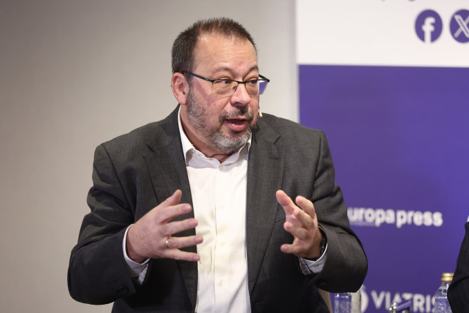 El director general de Cartera Común del Sistema Nacional de Salud, César Hernández, durante un encuentro informativo Viatris, a 2 de diciembre de 2025, en Madrid (España). El evento que lleva por