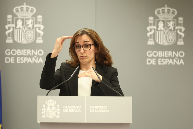 La ministra de Sanidad, Mónica García, atiende a los medios al término del pleno extraordinario del Consejo Interterritorial del Sistema Nacional de Salud (CISNS), a 28 de noviembre de 2025, en Madrid (España). El Ministerio de Sanidad ha retomado hoy con