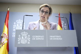 Archivo - La ministra de Sanidad, Mónica García, durante una rueda de prensa tras el pleno del Consejo Internacional del Sistema Nacional de Salud (CISNS), en la sede del Ministerio de Sanidad, a 11
