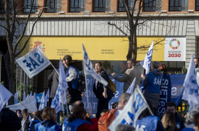 Archivo - Manifestantes frente al Ministerio de Sanidad, durante la concentración por la clasificación de los Técnicos de Enfermería, en el Paseo del Prado de Madrid, a 2 de febrero de 2024, en Madrid (España). La concentración ha sido convocada por el Si