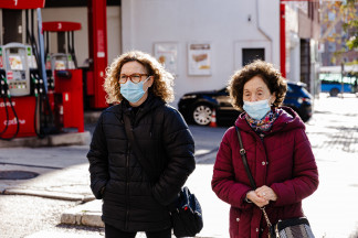 Archivo - Dos mujeres con mascarilla