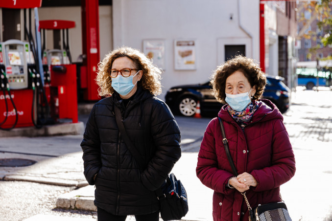 Archivo - Dos mujeres con mascarilla