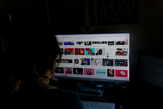 Archivo - Pantalla en la que aparecen imágenes de logos te Tiktok.