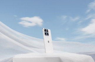 El nuevo motorola edge 70 Pantone Color of the Year 2026: PANTONE 11-4201 Cloud Dancer con crystals by Swarovski