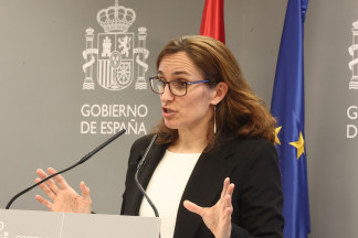 La ministra de Sanidad, Mónica García, atiende a los medios al término del pleno extraordinario del Consejo Interterritorial del Sistema Nacional de Salud (CISNS), a 28 de noviembre de 2025, en Mad