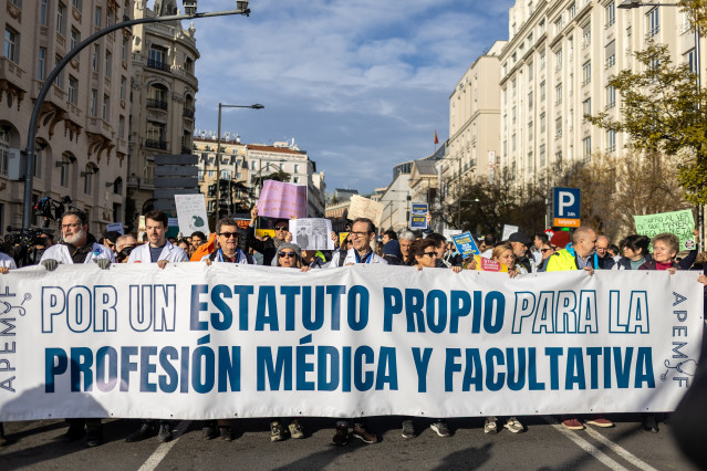Varias personas durante una manifestación, a 9 de diciembre de 2025, en Madrid (España). La Confederación Española de Sindicatos Médicos (CESM) y el Sindicato Médico Andaluz (SMA) han convocado cuatro jornadas de huelga nacional desde este martes al viern