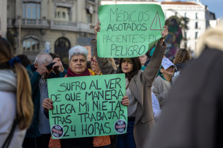 Varias personas durante una manifestación, a 9 de diciembre de 2025, en Madrid (España). La Confederación Española de Sindicatos Médicos (CESM) y el Sindicato Médico Andaluz (SMA) han convocado 