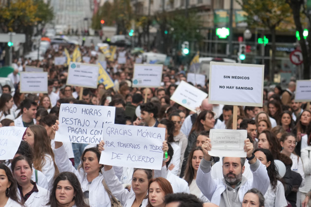 Médicos durante una manifestación convocada por el Sindicato Médico de Euskadi, a 9 de diciembre de 2025, en Bilbao, País Vasco (España). El sindicato reclama un estatuto propio para su sector y por ello inician una huelga que durará hasta el próximo vier