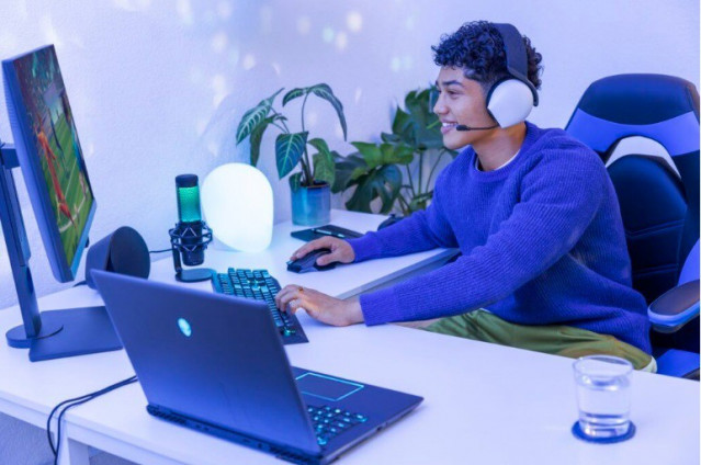 Un chico jugando en un ordenador de sobremesa Windows