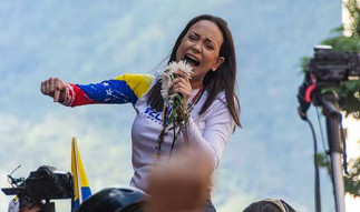 Lider opositora venezolana maria corina machado interviene plena calle