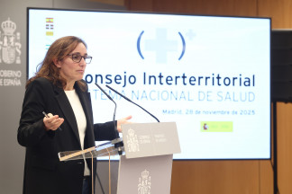 La ministra de Sanidad, Mónica García, atiende a los medios al término del pleno extraordinario del Consejo Interterritorial del Sistema Nacional de Salud (CISNS), a 28 de noviembre de 2025, en Mad